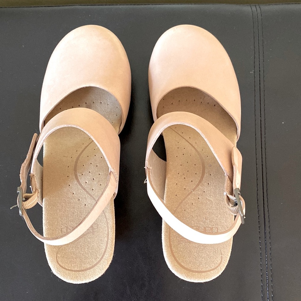 Dansko size 37 ( size 7)  in great used condition. Beige color.